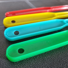 Load image into Gallery viewer, 4 Pack Fly Bug Or Insect Swatters, Square Mesh Long Handle Swatters