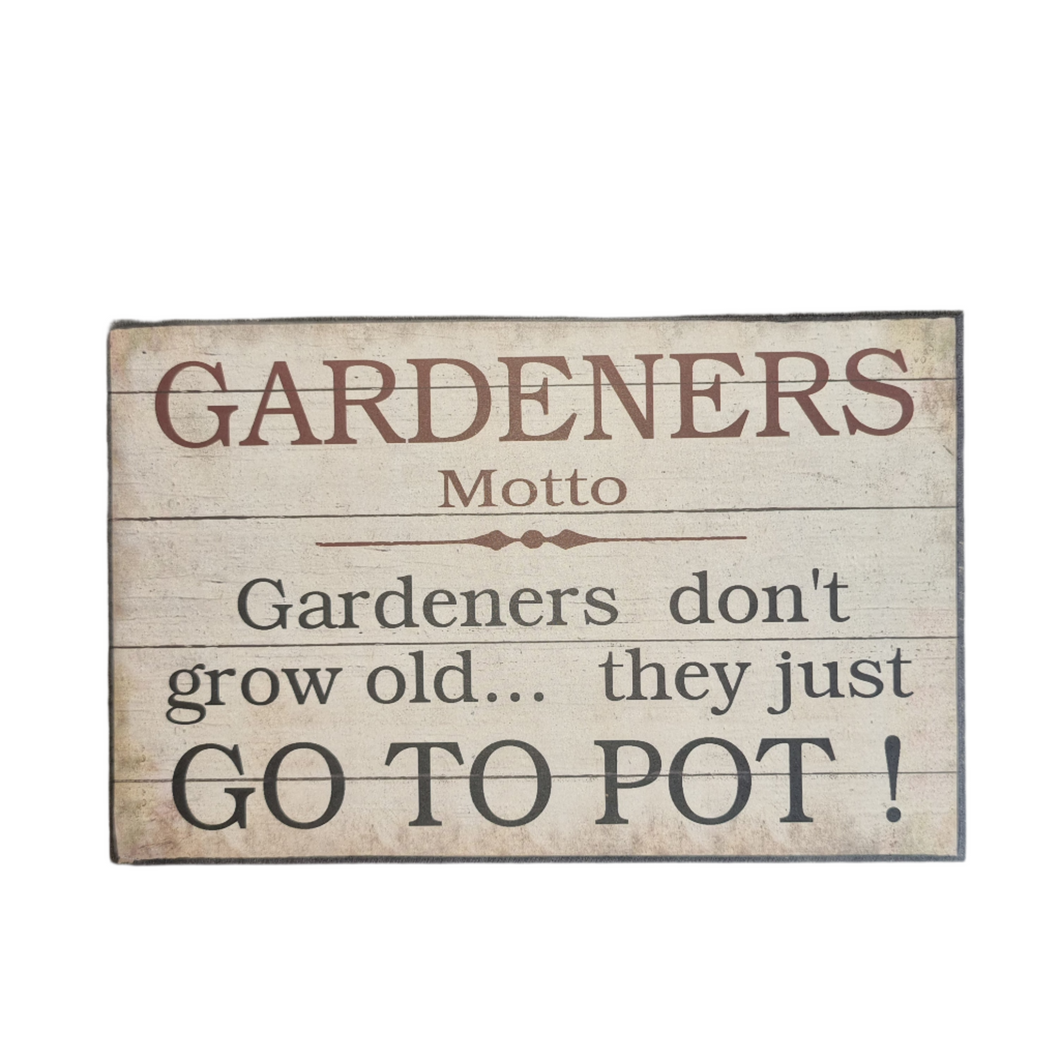 Wooden Sign Gardeners Motto Funny Gift Message Plaque Home Decor 25x16cm
