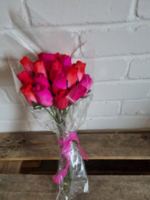 Load image into Gallery viewer, Bouquet Of 24 Mixed Pink &amp; Red Wooden Roses - Fuchsia
